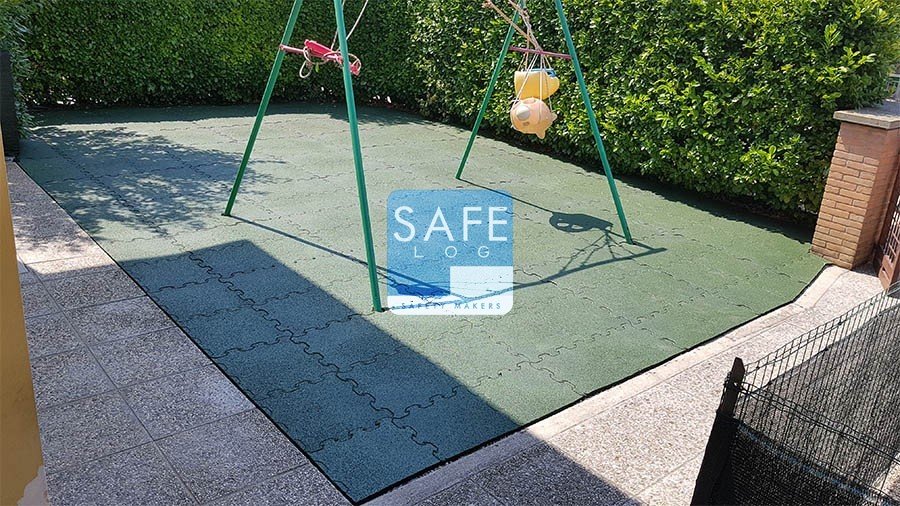 Pavimentazione area giochi scuola