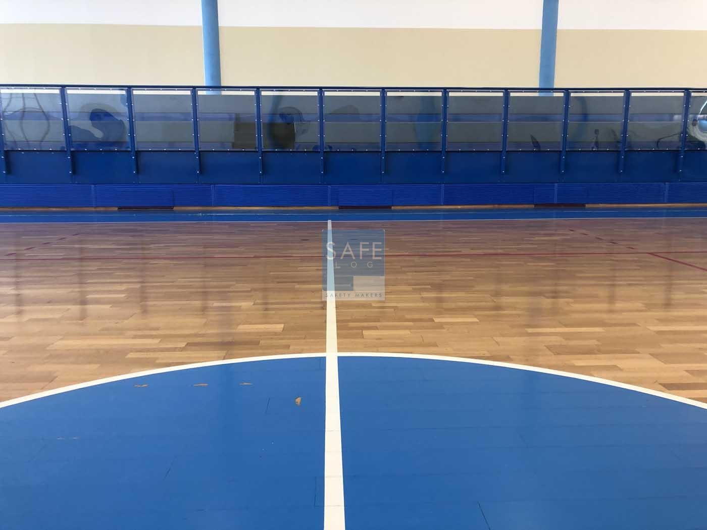 Policarbonato utilizzato come barriera antiurto per strutture scalabili della palestra.