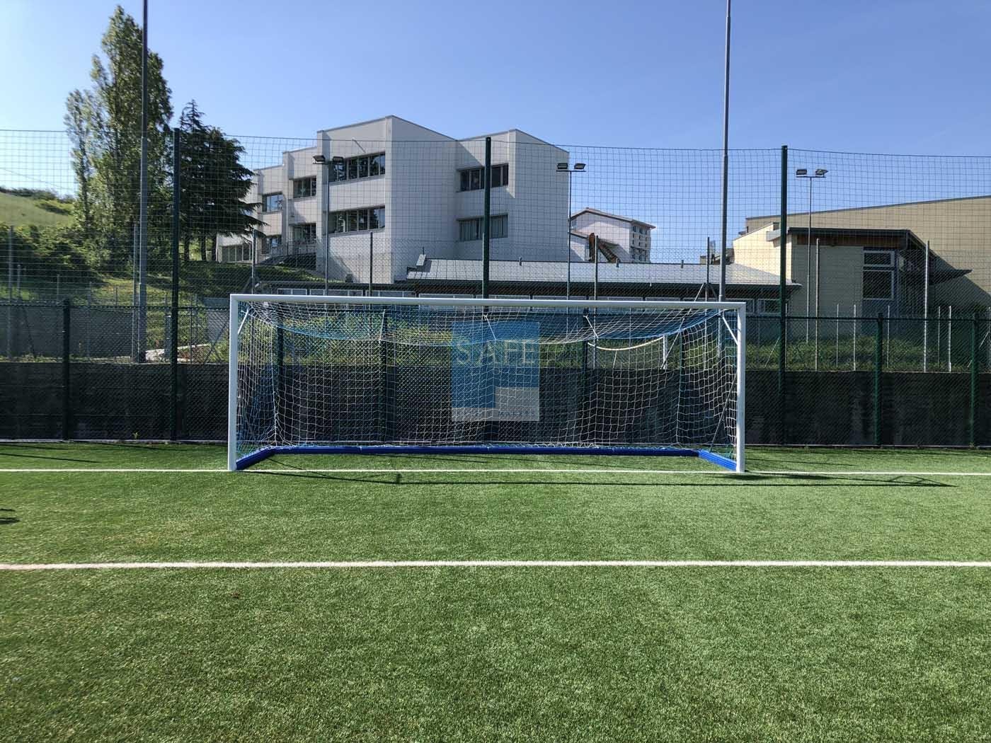 Campo da calcio San Marino con protezioni antitrauma installate da Safe Log partner FIGC CONI LND