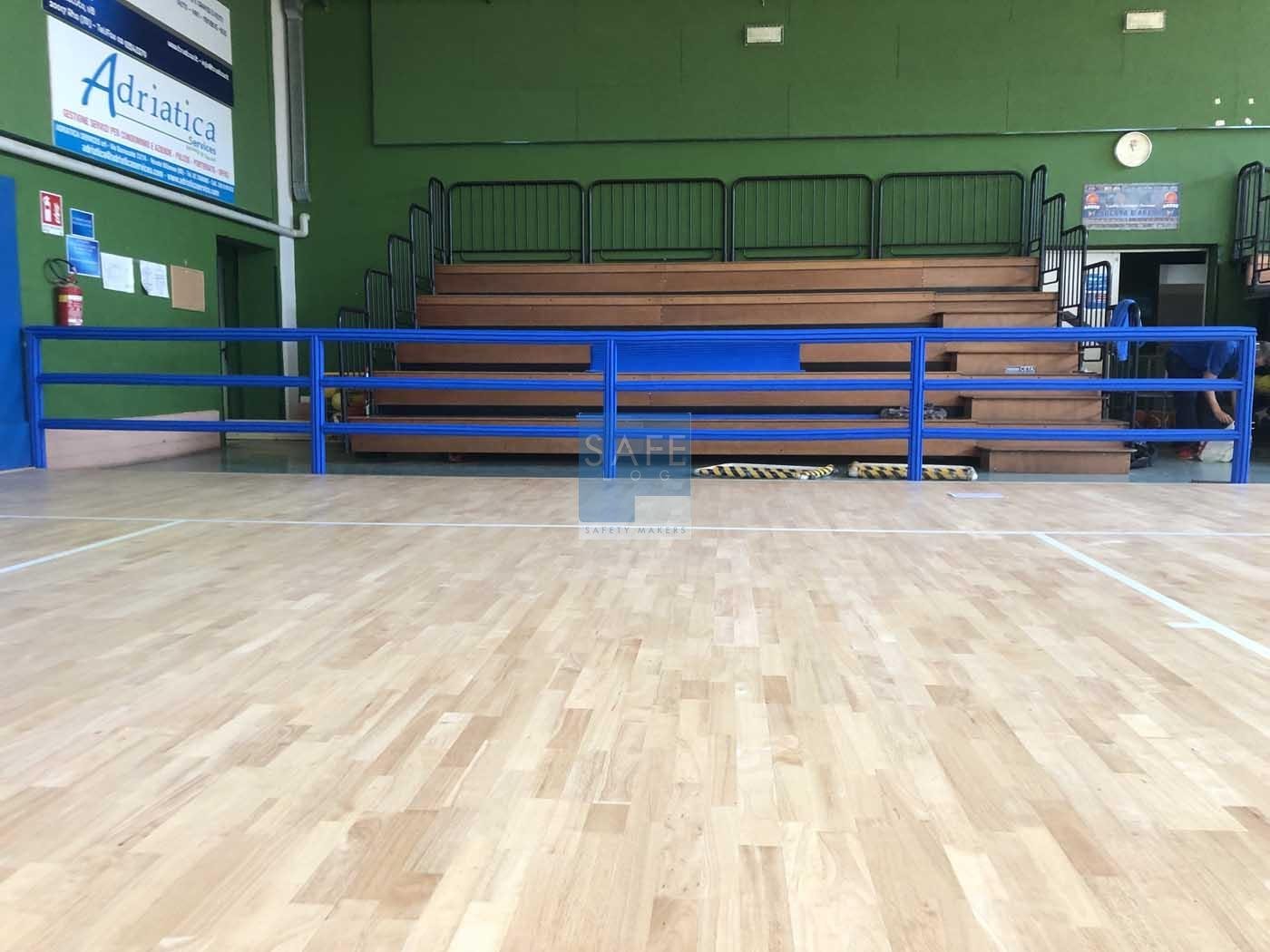 Vista completa di parapetti e barriere antitrauma perimetrali in palestra.