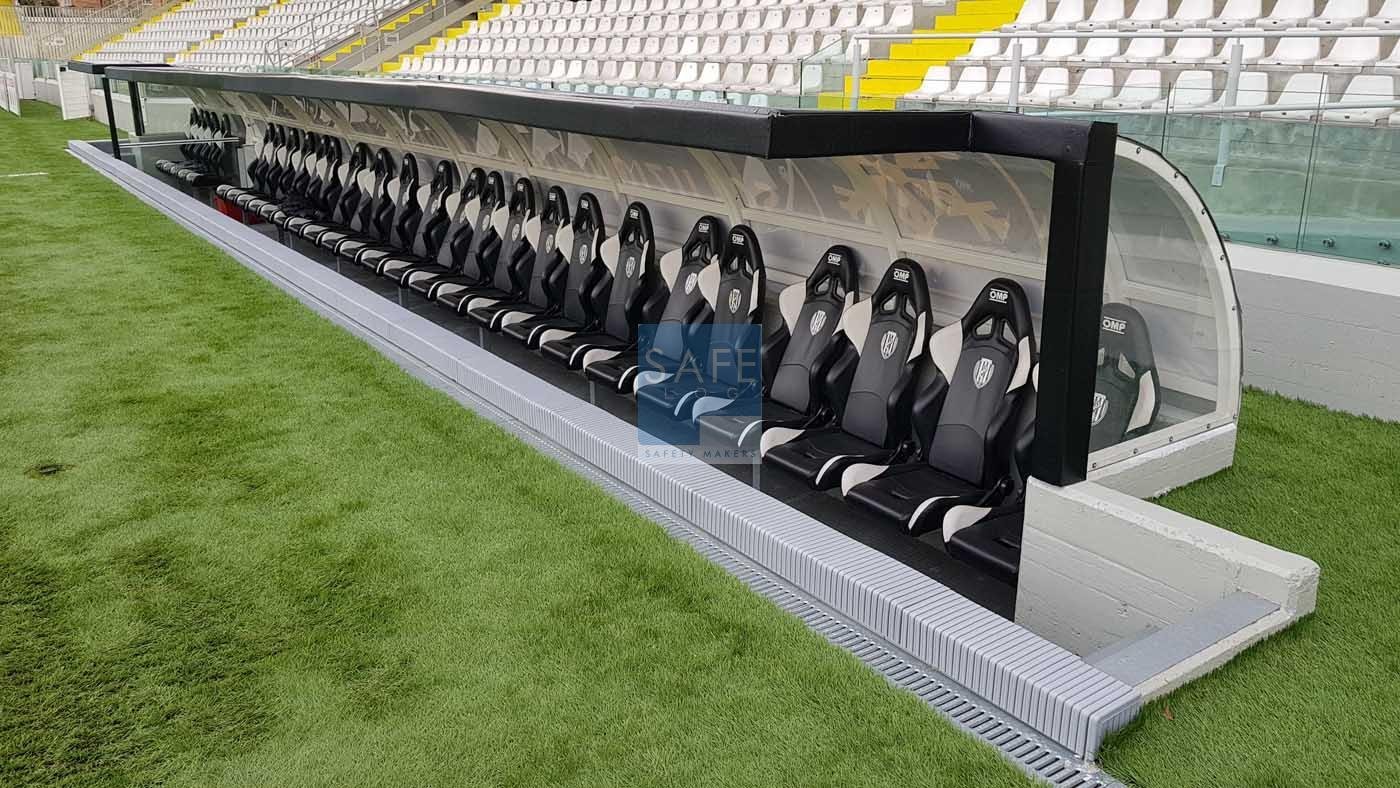 Panchina e cordolo bordo campo calcio Cesena FC completamente protetti e personalizzati con soluzioni antitrauma Safe Log provincia di Cesena