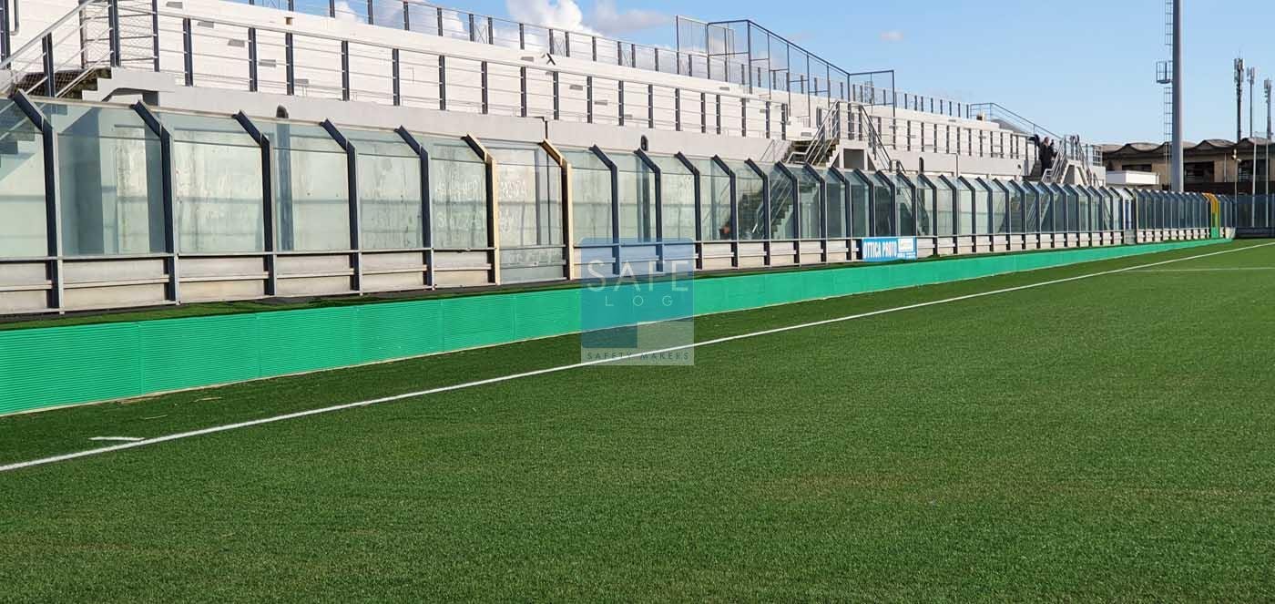 Muretti perimetrali campo da calcio provincia di Livorno rivestiti con protezione antitrauma Tetris su misura Safe Log