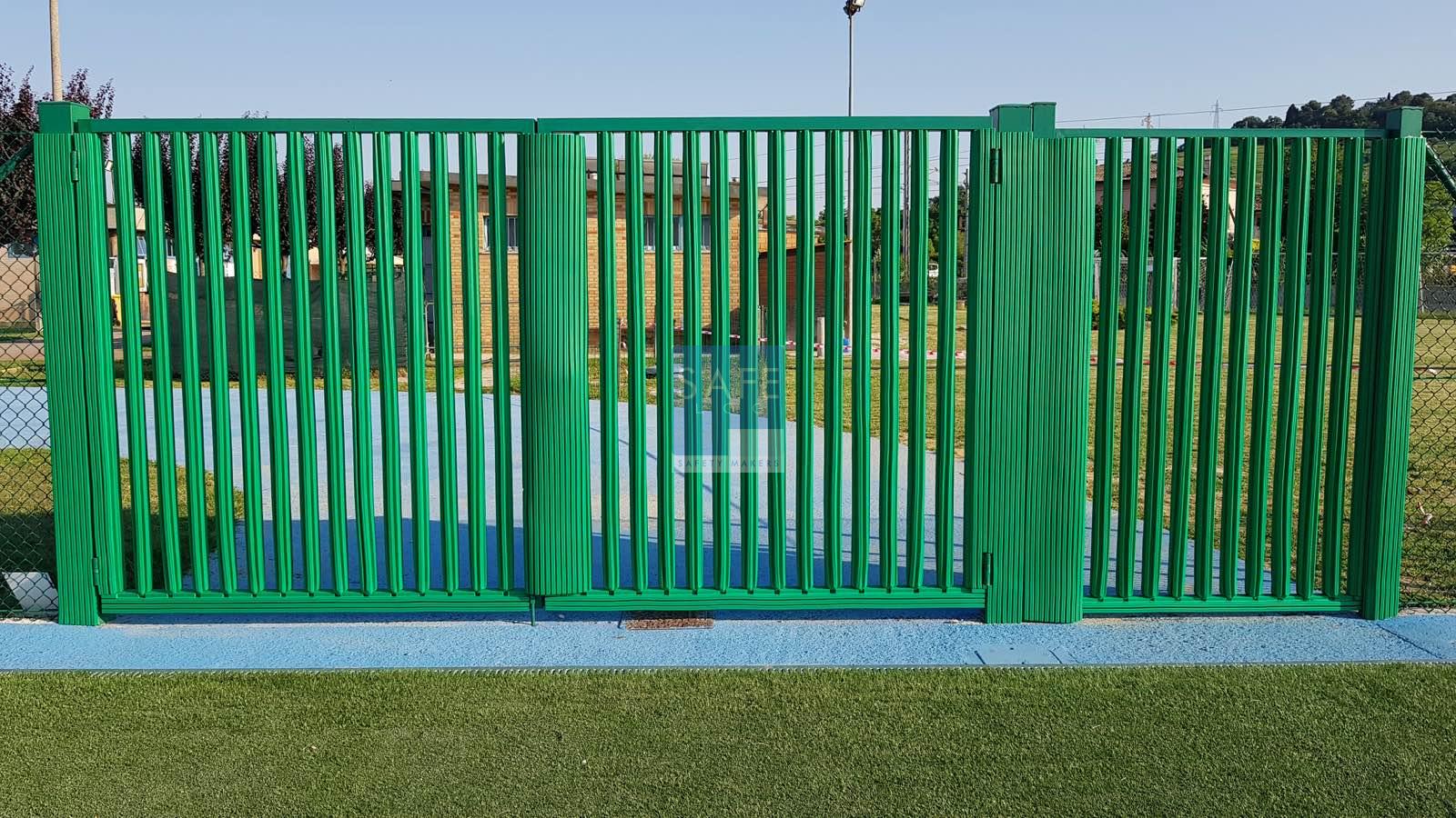 Vista generale dei cancelli del campo da calcio con protezioni antitrauma