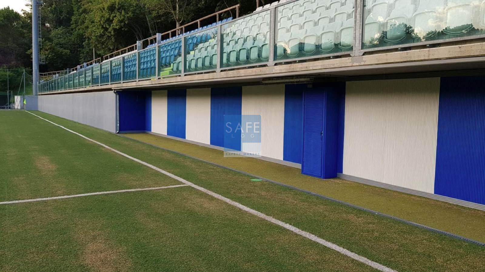 Dettaglio pannelli Tetris bianchi e blu per panchine campo da calcio