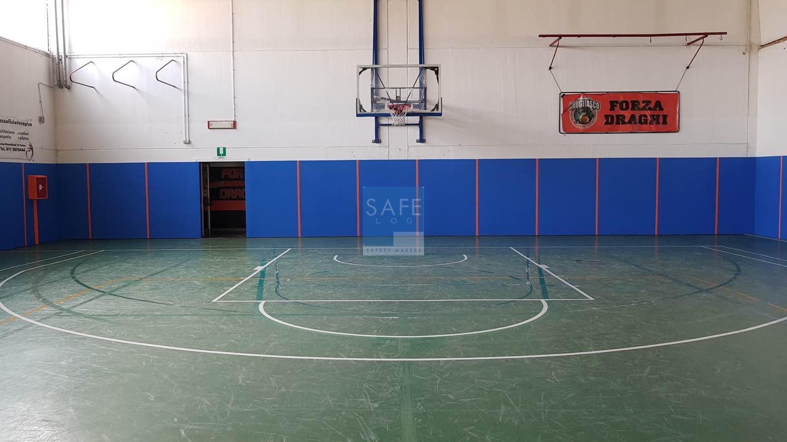 Palestra scolastica con pilastri rivestiti da protezioni antitrauma Safe Wall