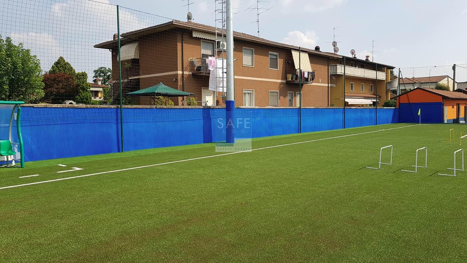 Torri faro con protezioni su misura per impianto sportivo in provincia di Brescia