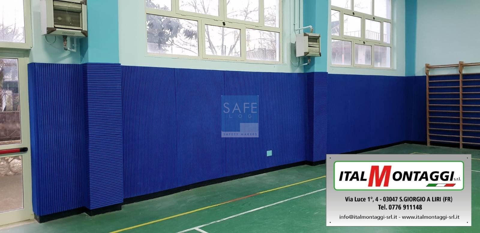 Palestra rivestita con pannelli antitrauma Tetris in gomma certificata: colonne protette con posa orizzontale fresata e pareti con rivestimento verticale sagomato fino a 2 metri di altezza