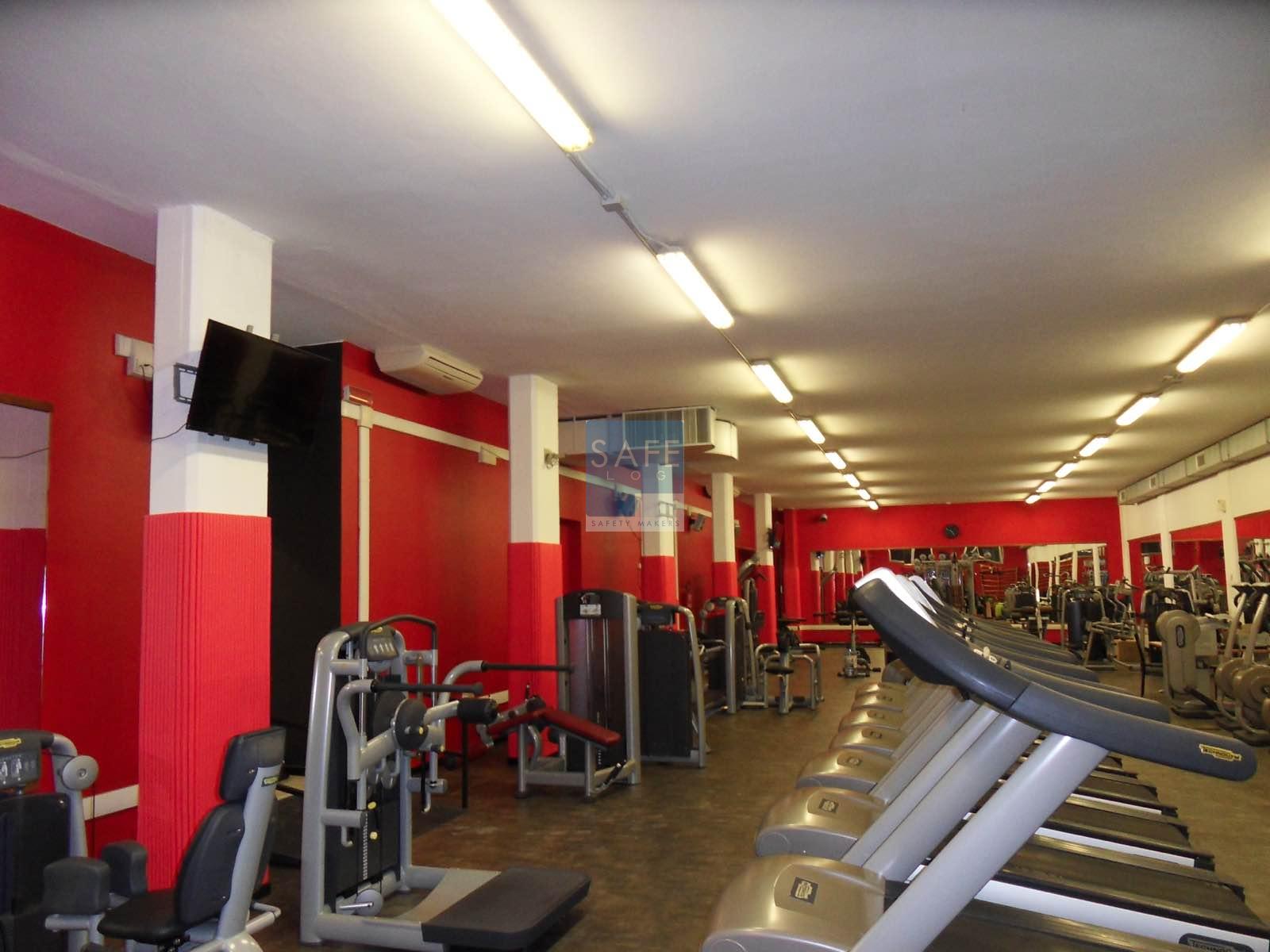 Rivestimento antitrauma Tetris rosso installato in palestra di kickboxing a Modena.