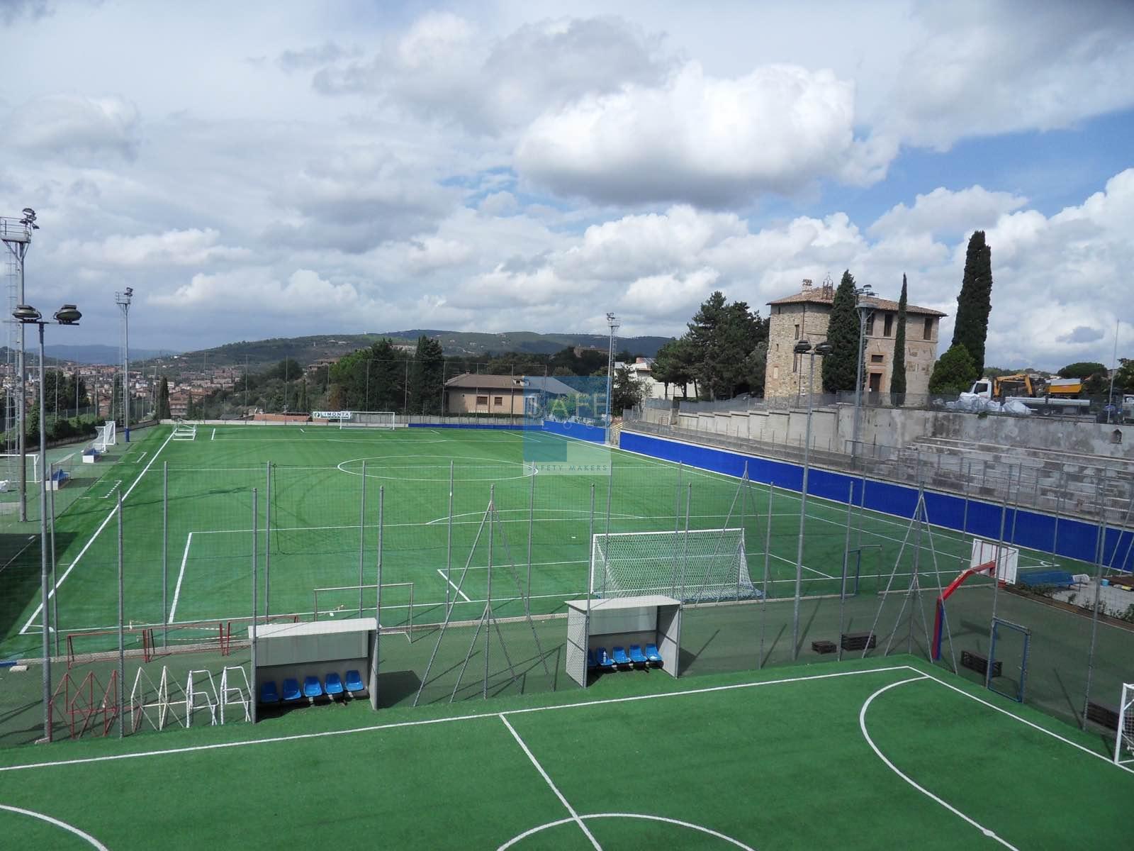 Campo da calcio a 11 Oratorio Don Bosco in Umbria con pannelli Tetris blu lungo il lato lungo.