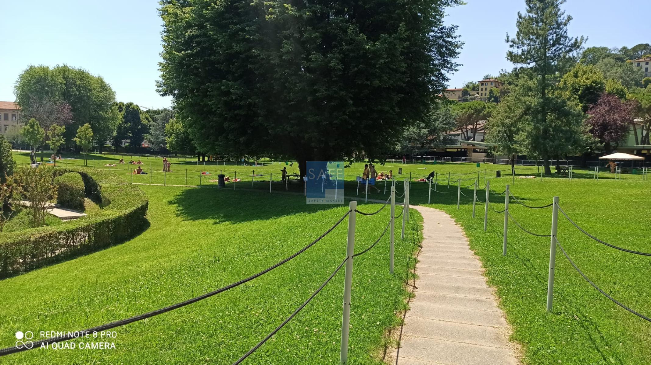 paletti in PVC con fori passanti per l'inserimento di una corda