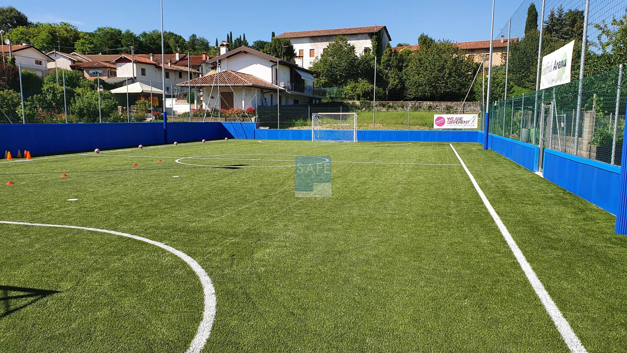 protezione con gomma antitrauma muretto campo calcio