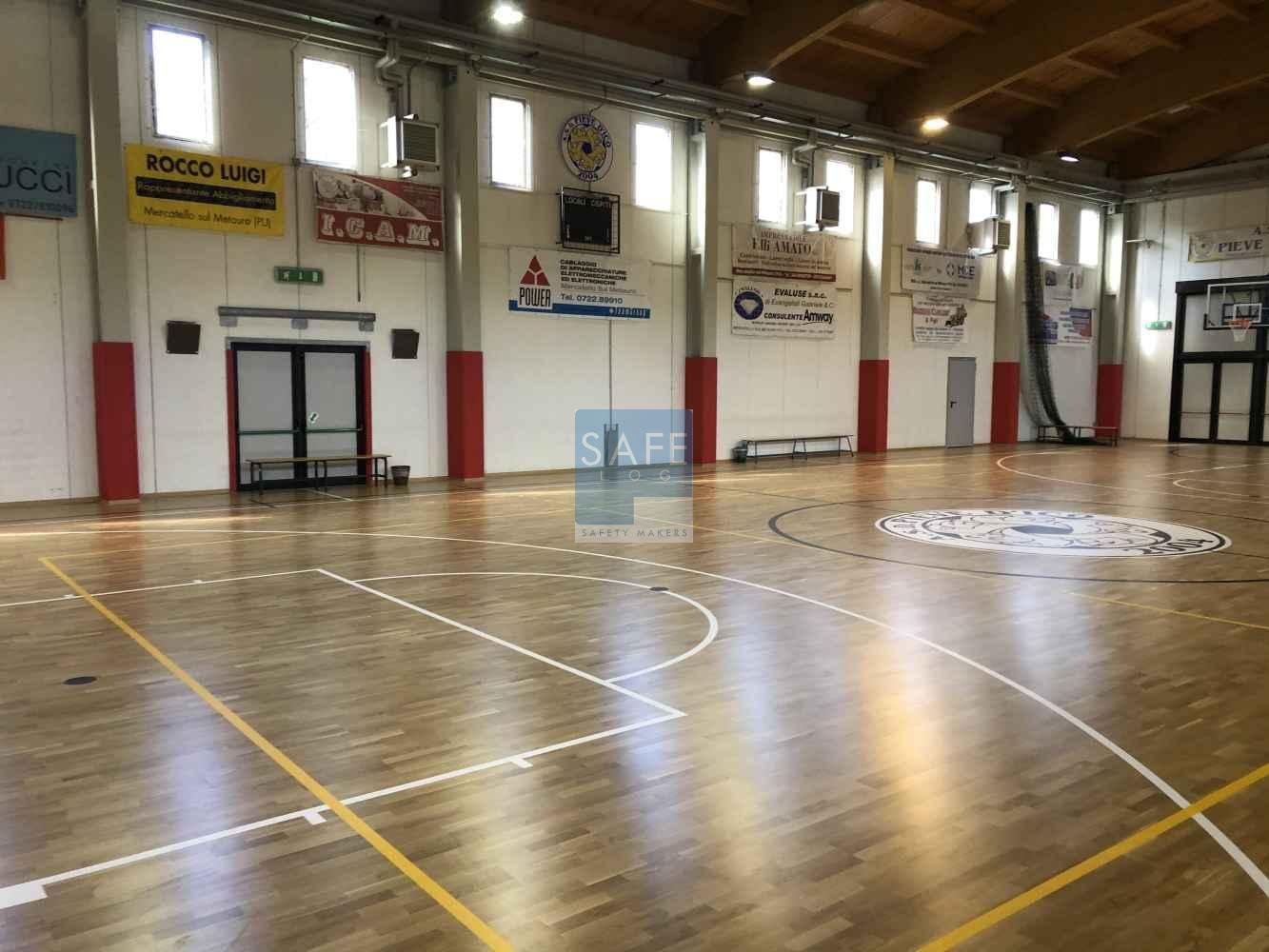 Rivestimento in gomma colonne in una palestra