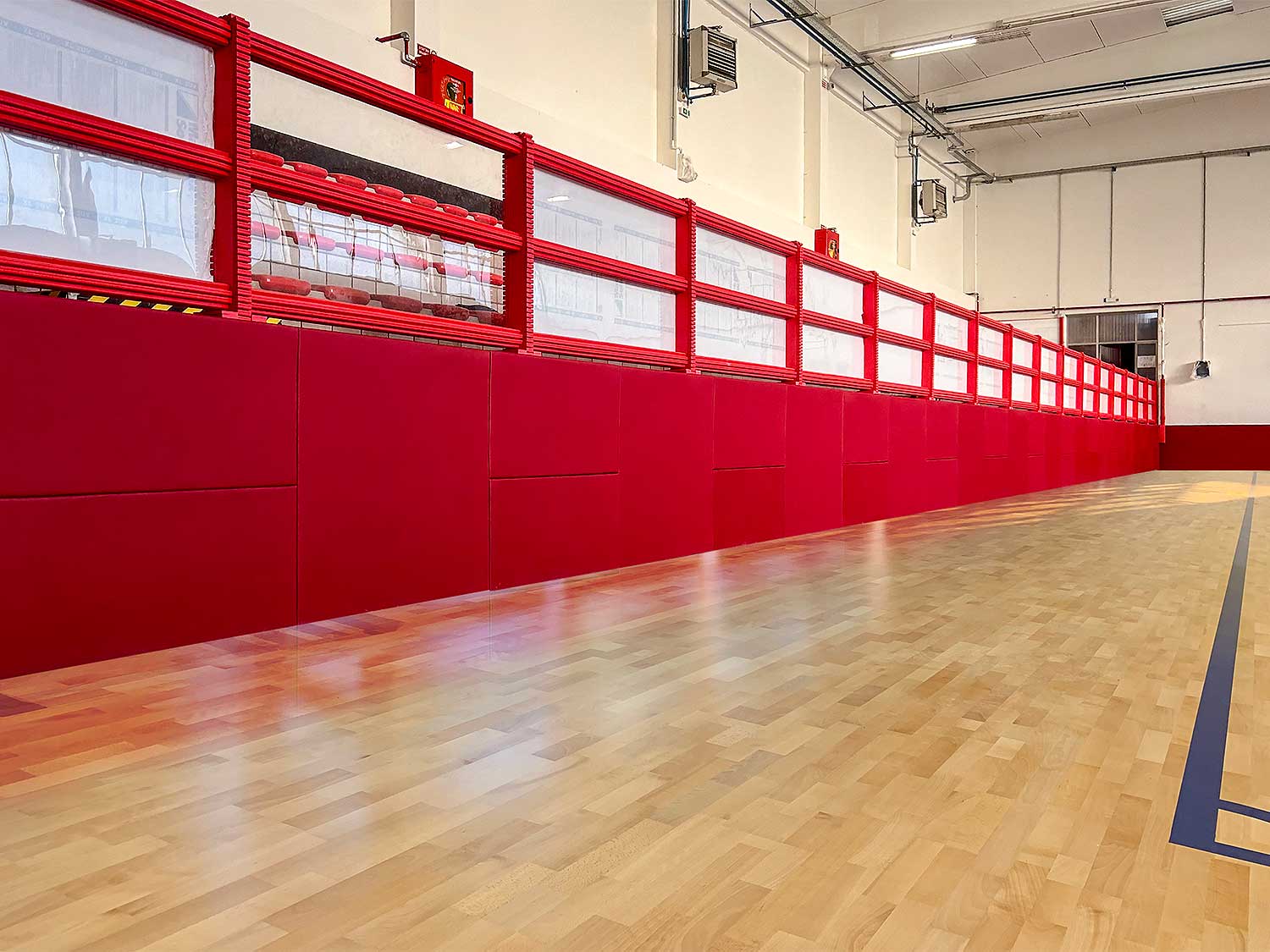 Pannellatura policarbonato parapetto in palazzetto sport