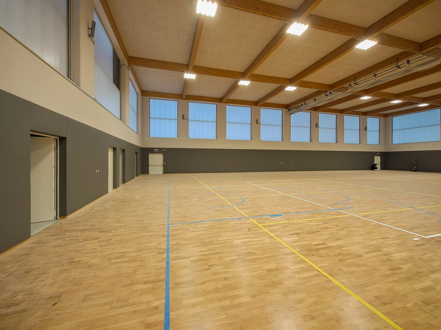 Installazione pannelli antitrauma Safe Wall in palestra a Parma