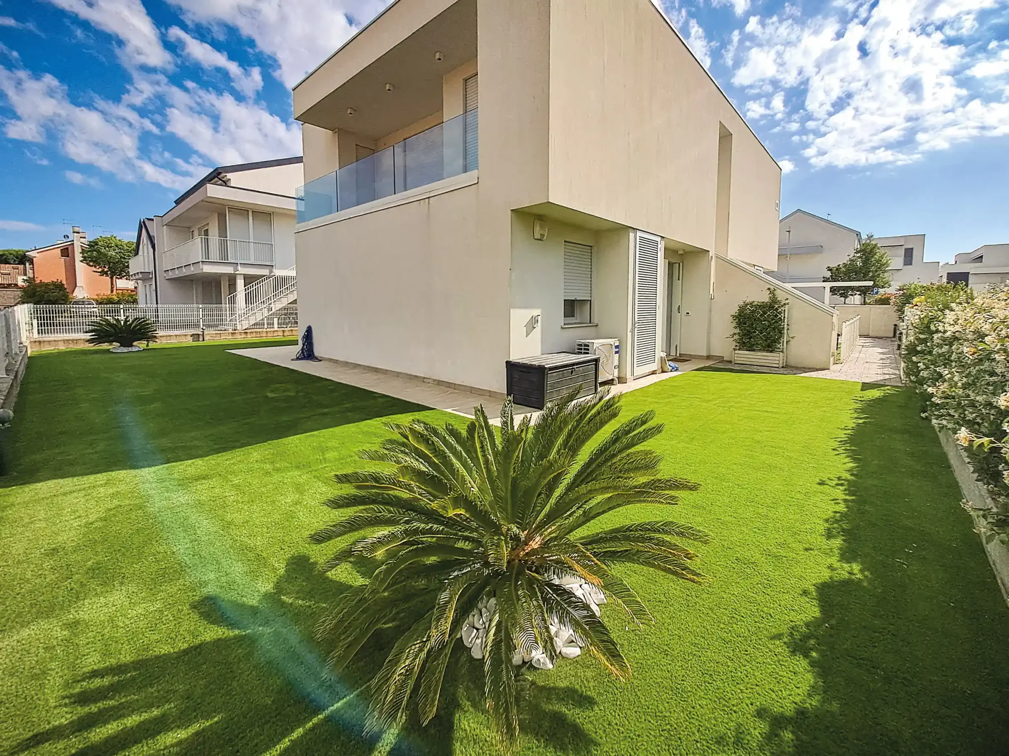 Fornitura e installazione erba sintetica giardino privato Jesolo